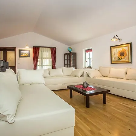 Villa Quaint In With Swimming Pool *